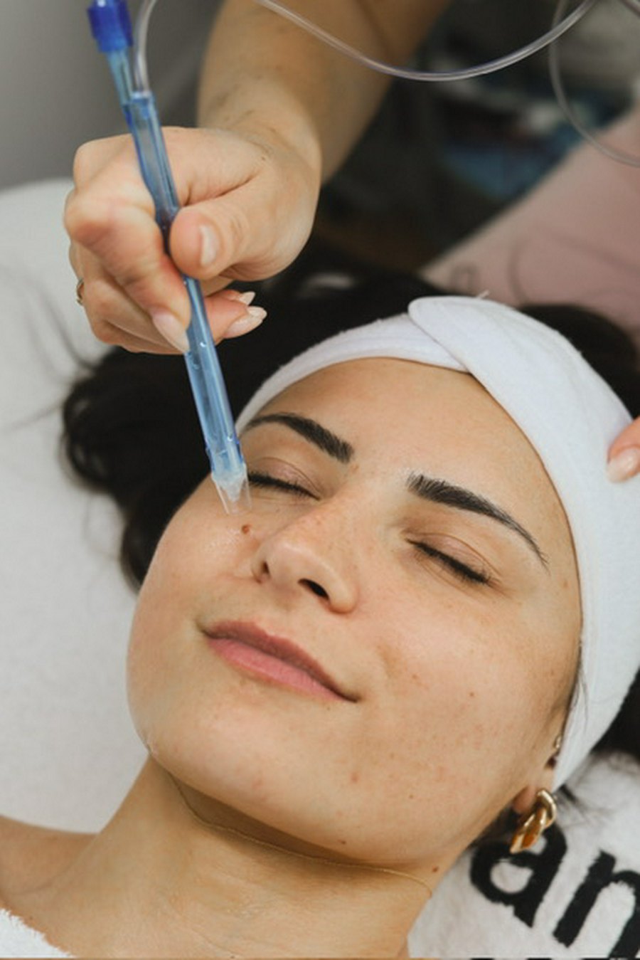 Soin Jet Peel du visage en cours sur une cliente