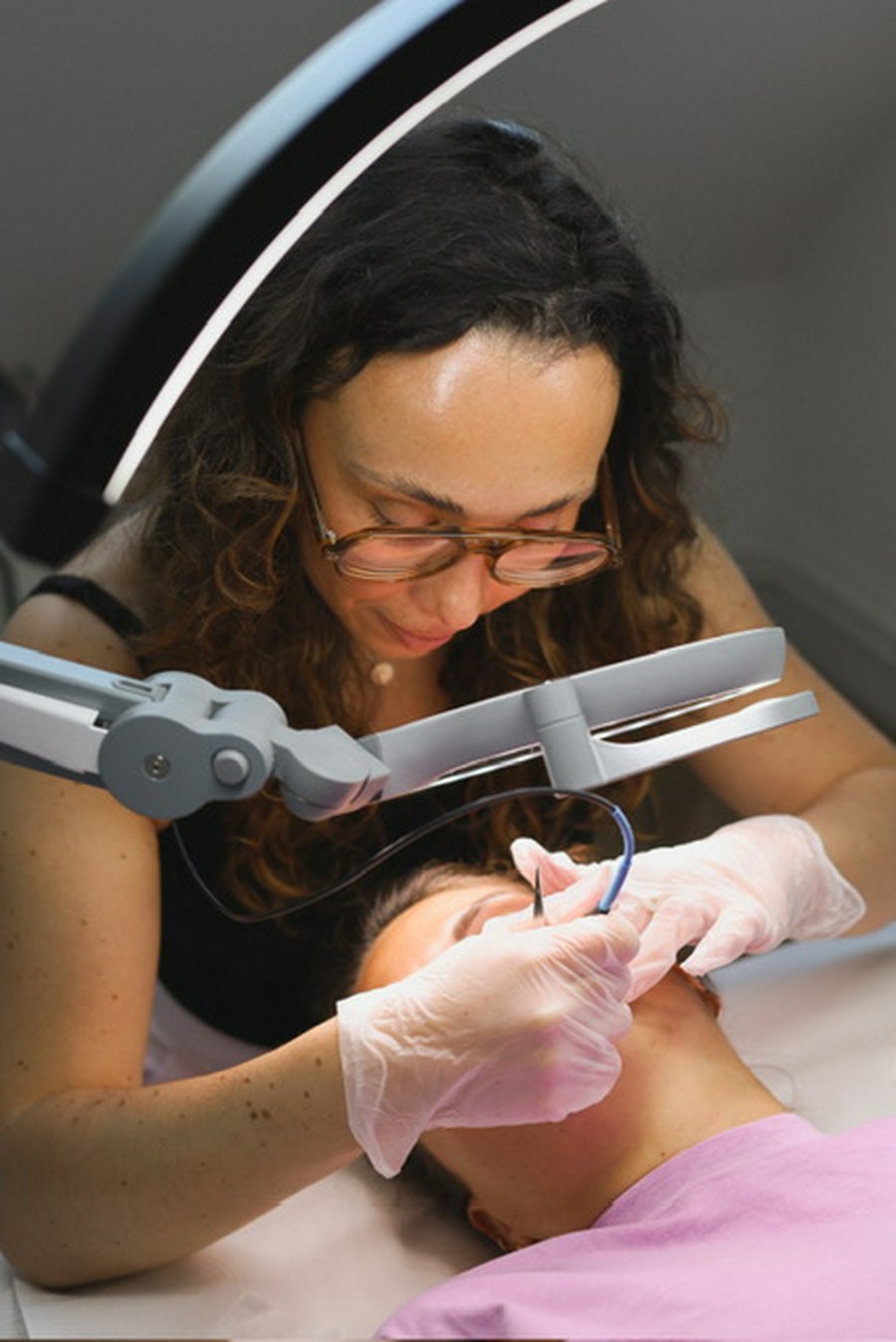Mélie, fondatrice d'Infi Derm, lors d'un soin de précision